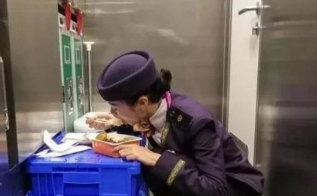为什么高铁上从没看过乘务员吃饭，她们到底吃什么？万万没想到