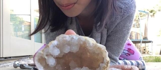  『砸开』女子河边捡到一块怪石头，当她砸开这块石头，被眼前这幕乐晕了