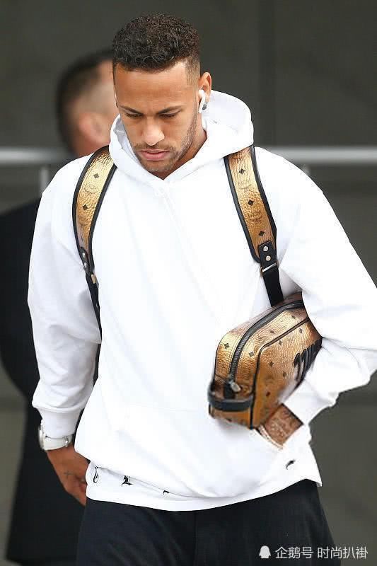 没想到内马尔还是个男模，不踢球的时候就走秀时装周，帅到飞起！