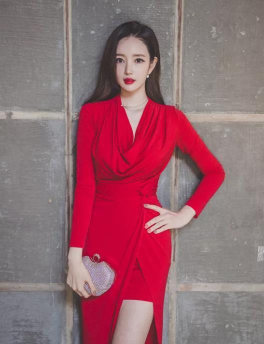 连衣裙|李妍静,一条红色的开叉连衣裙魅力十足