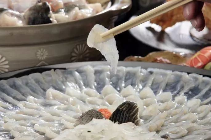 马肉刺身 河豚刺身 日本九州的美食 你敢尝试吗 雪花新闻