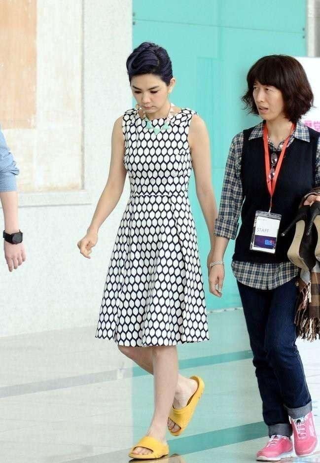 高跟鞋到底多难穿? 杨超越节目录制偷偷脱鞋, 宋茜的脚成了这样!