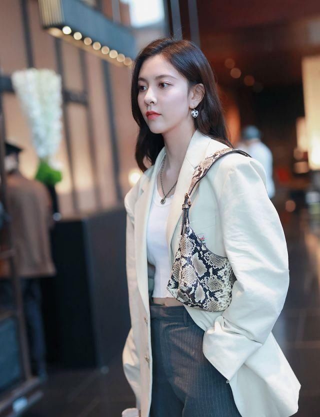  #白裙#宋妍菲穿白裙秀窈窕身段，穿白色西装潇洒迷人，天生丽质有星味