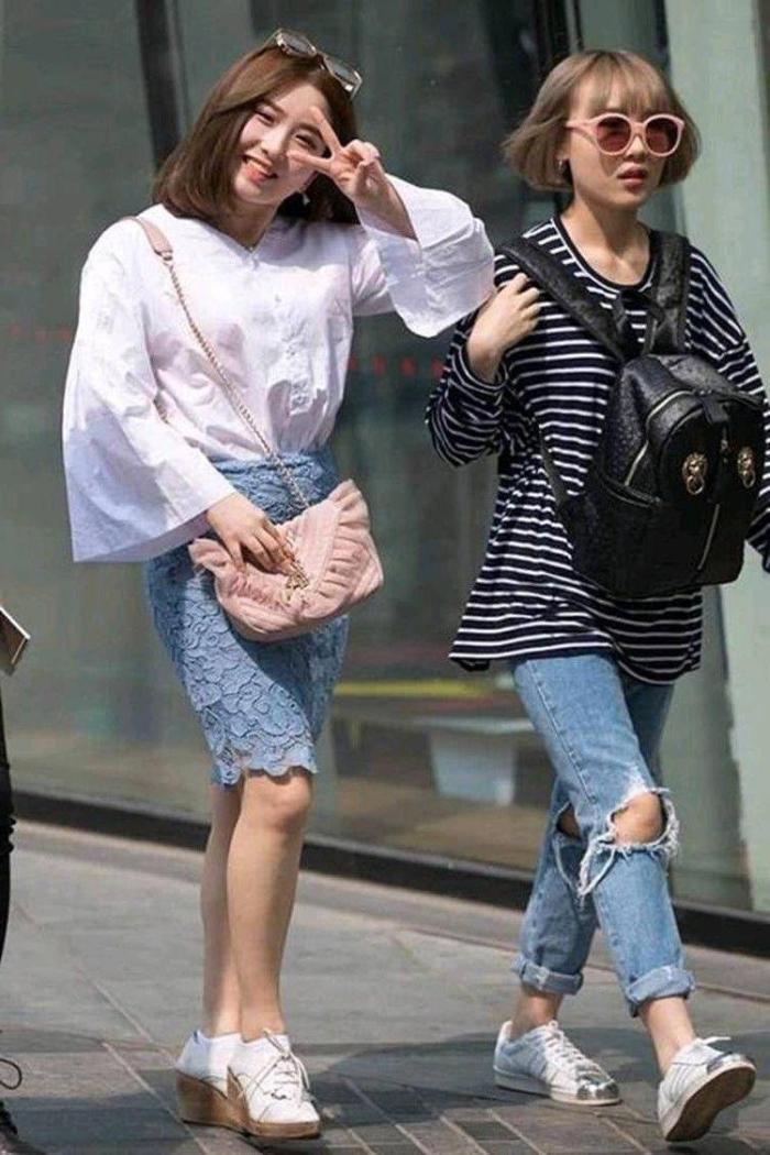 『尽显』街拍:小姐姐清新淡雅的穿搭, 尽显迷人的身材曲线, 不知道吸引了多少眼球