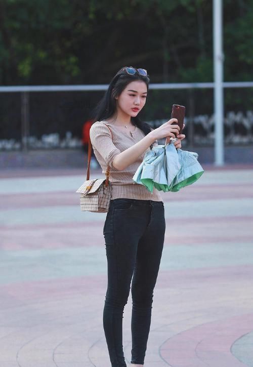  舒适|简约休闲的牛仔裤穿搭，大方得体，让你尽享轻松舒适的感觉