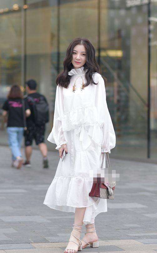 街拍:时尚女神穿白T,下衣消失露美腿,真是不容小觑!