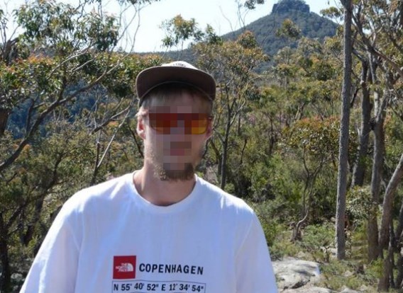 男子徒步留影, 第二天回看照片, 赞叹与死神擦肩而过