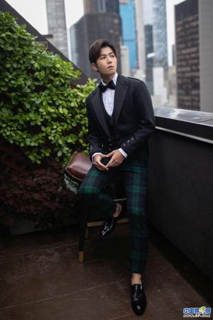 陈学冬受邀纽约时装周看秀 演绎摩登大楼下的古典