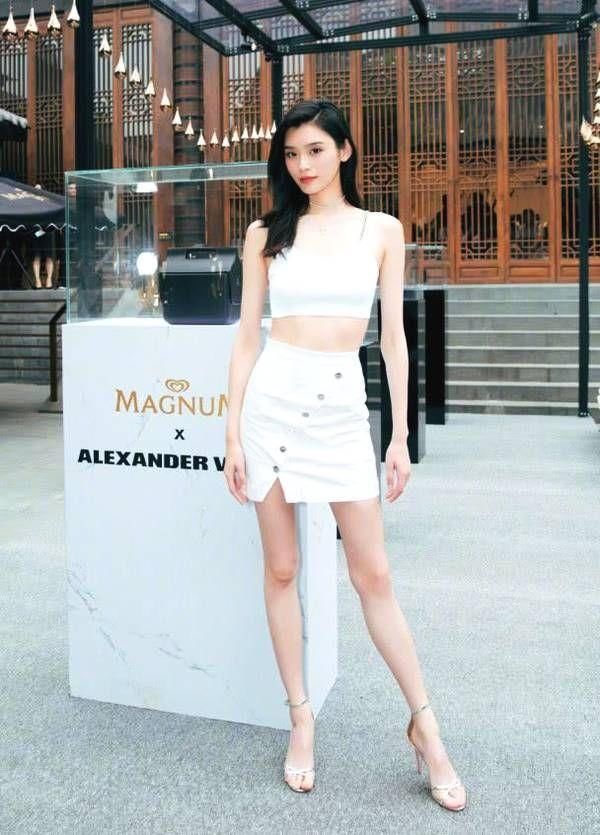 奚梦瑶你还是多吃点饭吧,瘦的衣服都撑不起来了!