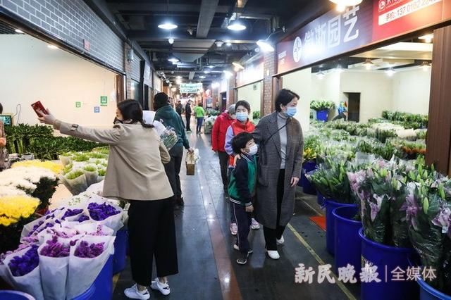  『春天』市民走出家门 去上海最大花市把春天带回家