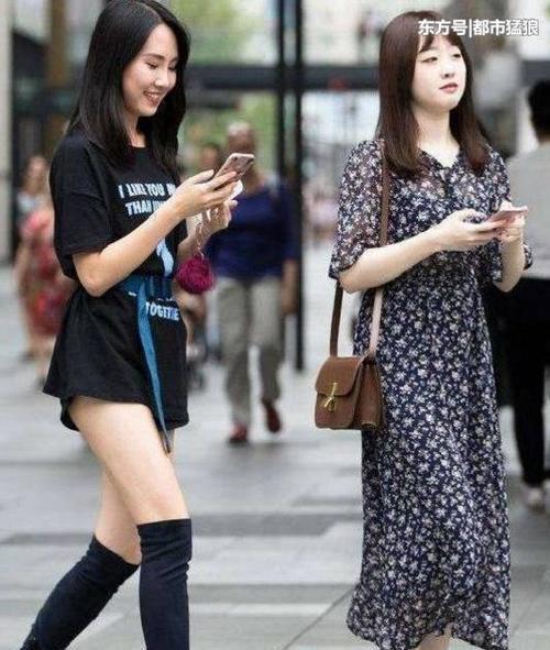 街拍: 成都美女, 穿衣的开放程度, 不输于国外