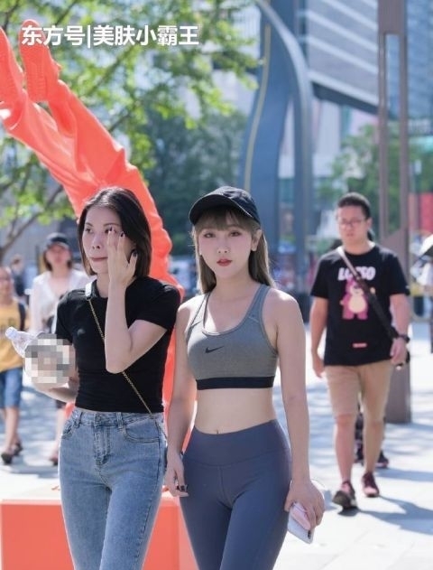 [ 底裤]身材紧致匀称，特别有魅力，街拍：清新淡雅的打底裤姑娘