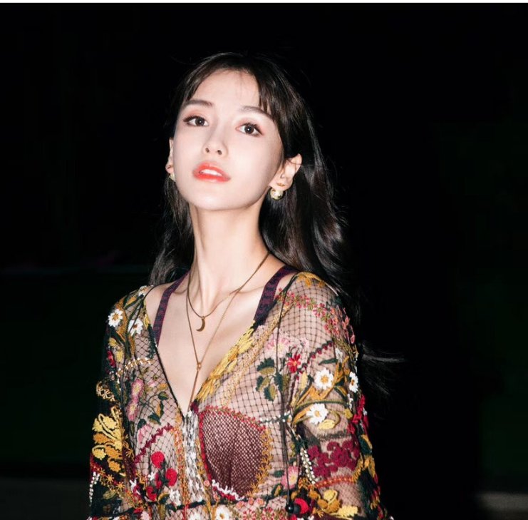 baby展异域风情长腿迷人，网友:感觉她的每张照片都用力睁大眼睛