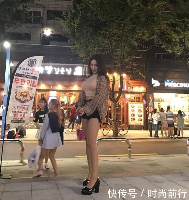 街拍：小姐姐一件针织包臀裙，更显小女人的娇羞！
