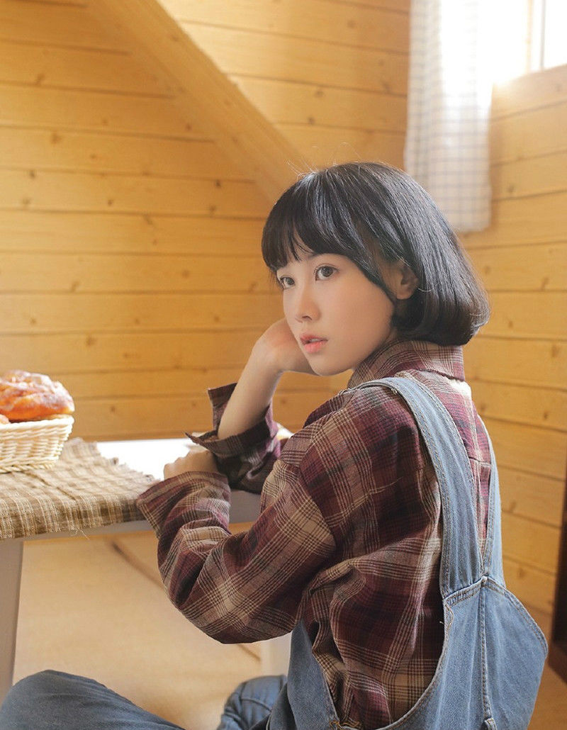 诱惑性感小妖精,修长的美腿让人流连忘返,可惜穿太多了