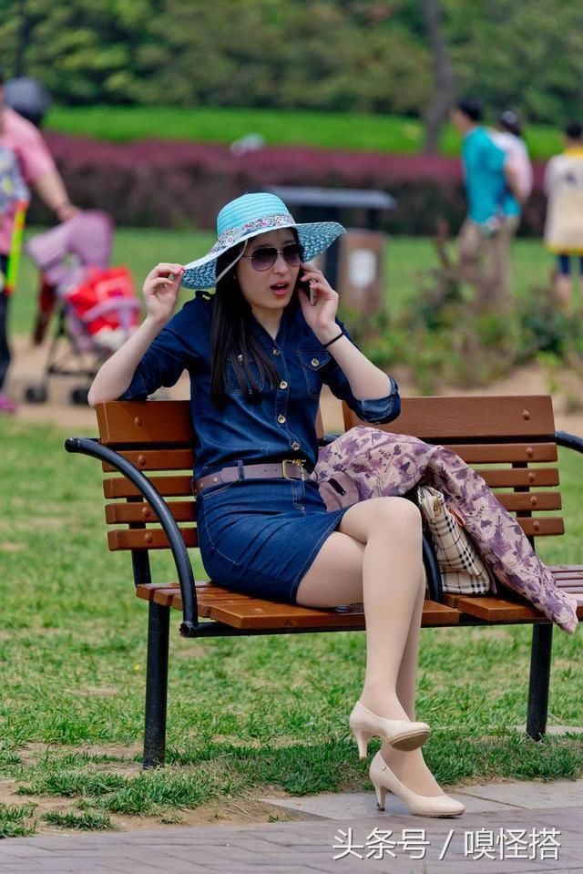 美脚搭配尖头高跟鞋,秀出白皙的大长腿,提升气质