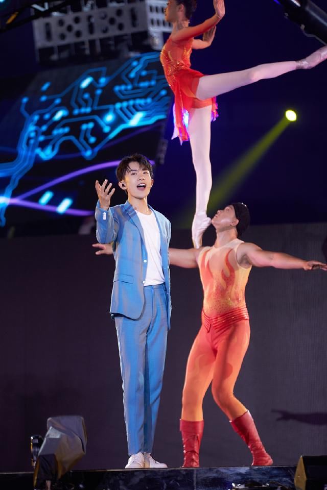 18岁易烊千玺肌肉线条太撩人！彩辫+葱须刘海真是个性过了头！