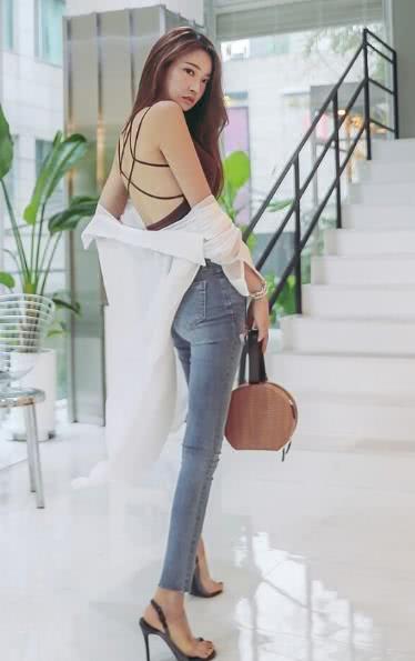 轻熟小姐姐紧身露背装，紧身裤包不住饱满臀线，性感又俏皮