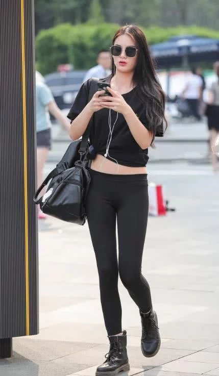 小姐姐一身休闲洒脱紧身裤气质出街，高傲气质绝佳容颜