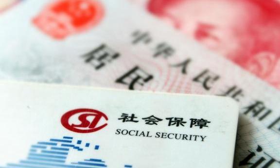 个人交的社保怎样转为城镇职工社保？