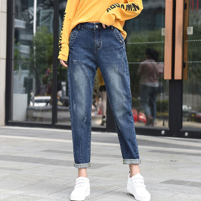 别穿满大街的裙子了，现在很流行这几款牛仔裤，连背影都很女神范