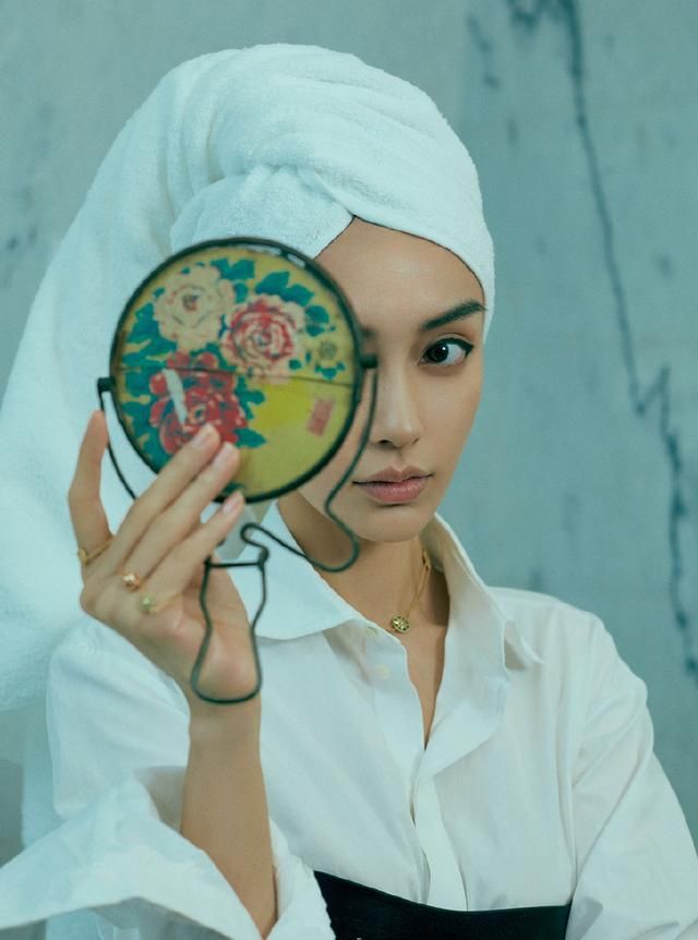 杨颖登“银十”封面,向来长发飘飘如今竟剃了短寸!惊艳到认不出