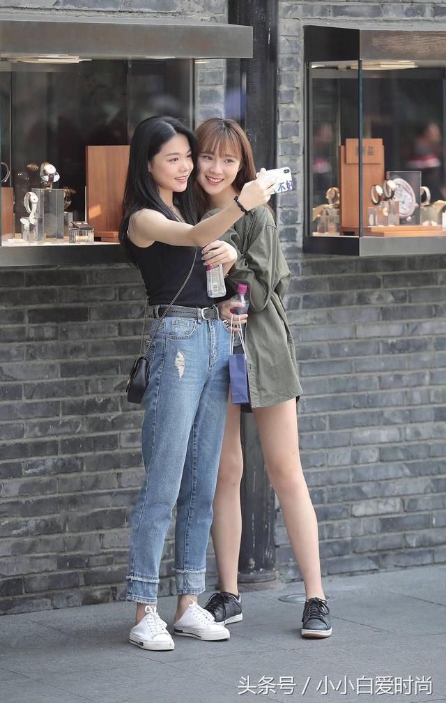 街拍：图七穿牛仔短裤，长腿穿靴子好厉害，真是便宜了旁边小哥！