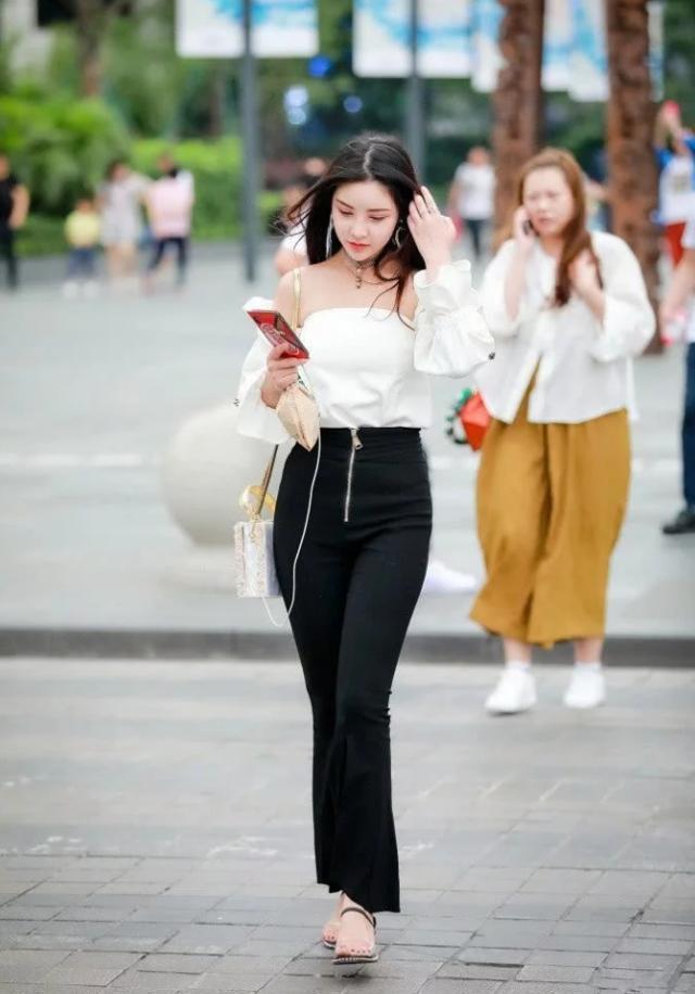街拍：青春时尚又有韵味的姑娘，身材苗条身姿挺拔！