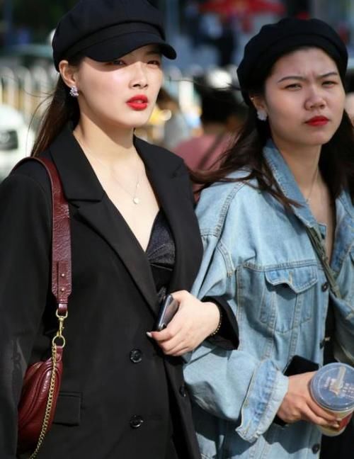  『软玉温香』街拍：软玉温香的美女，一件白色上衣配灰色短裙，时尚优雅气质