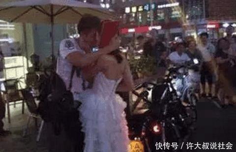 海归美女广场下跪向男友求婚还送房产证, 这都