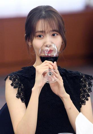 林允儿获得年度最佳上镜奖，一身黑色连衣裙，全身散发着女神气质