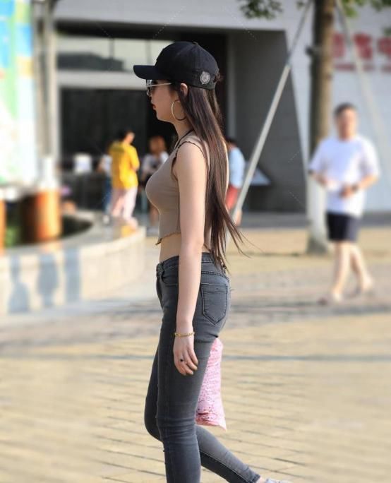  美女|时尚文艺范美女小姐姐，干练性感帅气，身姿曲线优美！