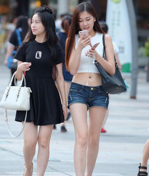 身材完美的牛仔裤美女，气质不弱于街头明星！