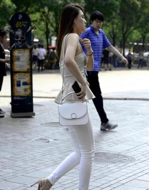  「蕾丝」街拍：如花似玉的小姐姐，一条白色的蕾丝连衣裙，青春活力气息