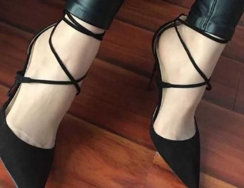 搭配高跟鞋释放女人柔和之美!超薄肉丝袜秀出白皙美腿!