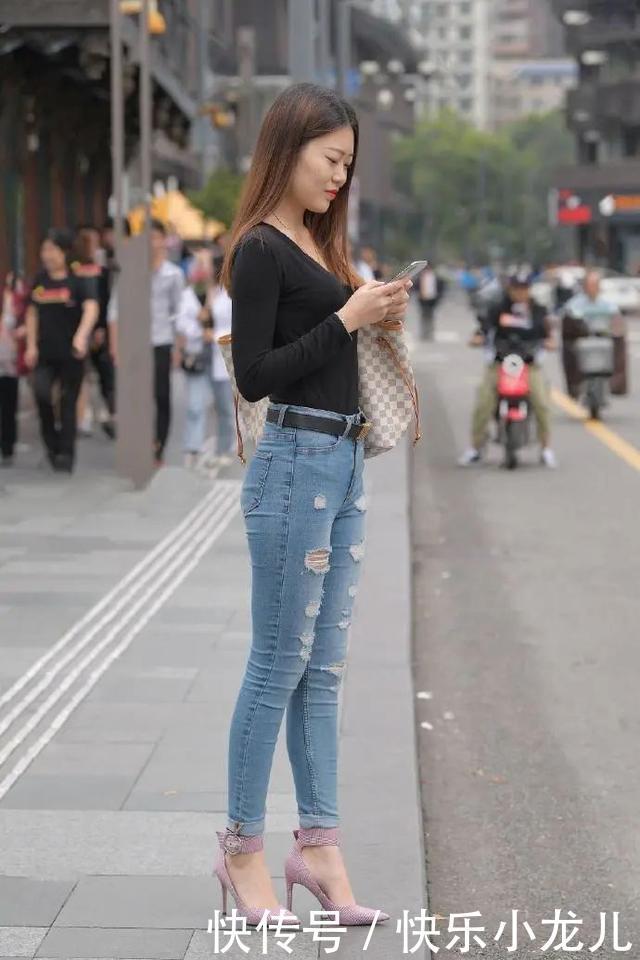 牛仔裤|时尚穿搭:破洞牛仔裤搭配高跟鞋,十足优雅风姿