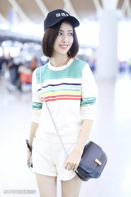 佟丽娅亮相巴黎，一袭白裙优雅满分，腰比A4纸还小