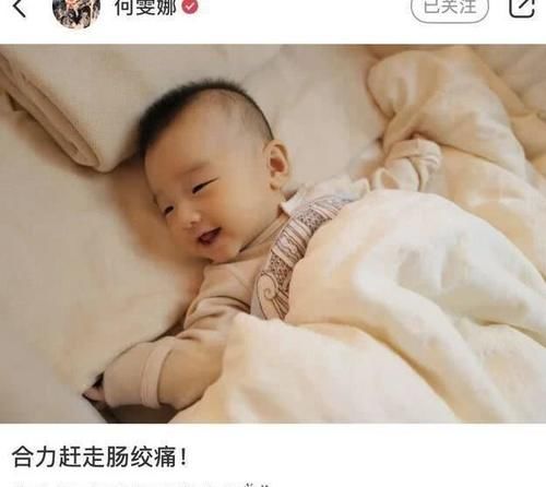 【咧嘴】何雯娜首晒女儿正面照，宝宝眯眼咧嘴甜笑，好萌好可爱
