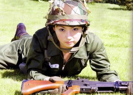 总兵力25万,女兵近3万!入伍要求极尴尬 首位女