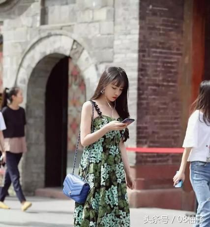 街拍：小姐姐粉嫩嫩的吊裙，腰部镂空设计清凉带点小性感！
