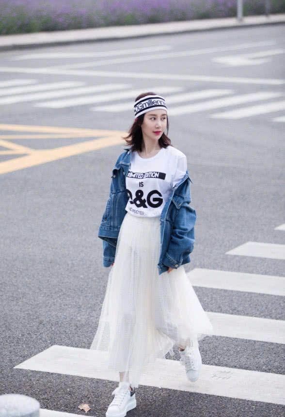 舒畅才是真的懂时尚，用一个头巾就巧妙的遮盖了自己额头的缺陷!