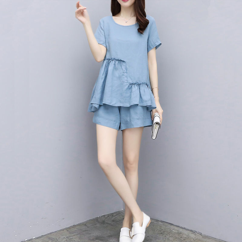 别傻傻T恤配牛仔?又丑又土!今年流行棉麻衫+短裤，轻便还美丽