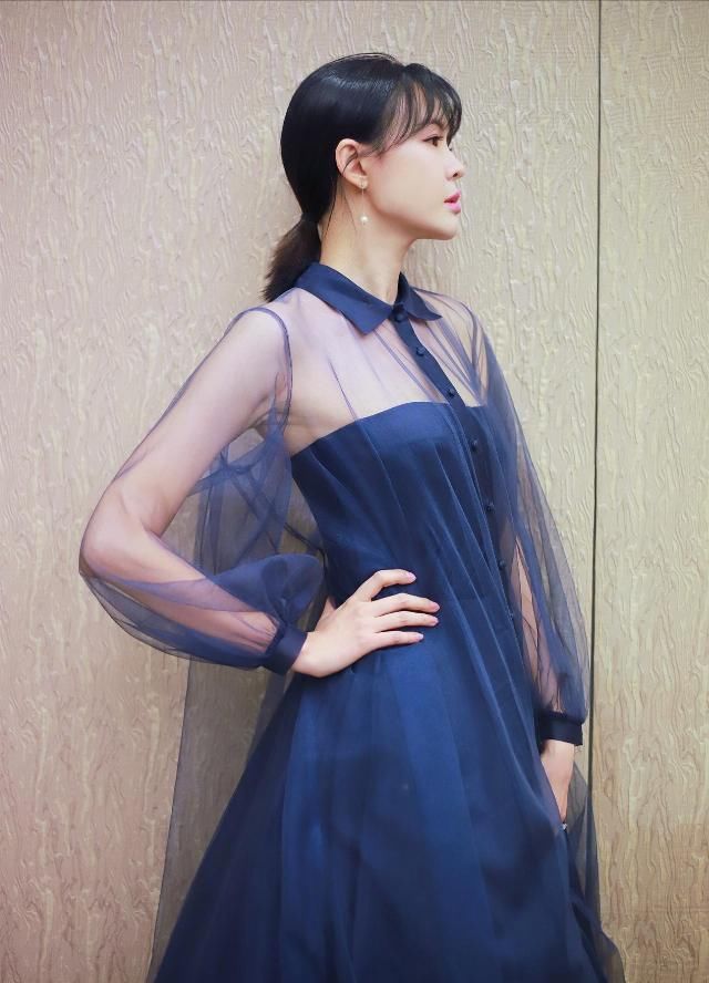  「性感的风」李艾的气质太好了！黑色修身小西装配半身裙十分优雅，低调又高级