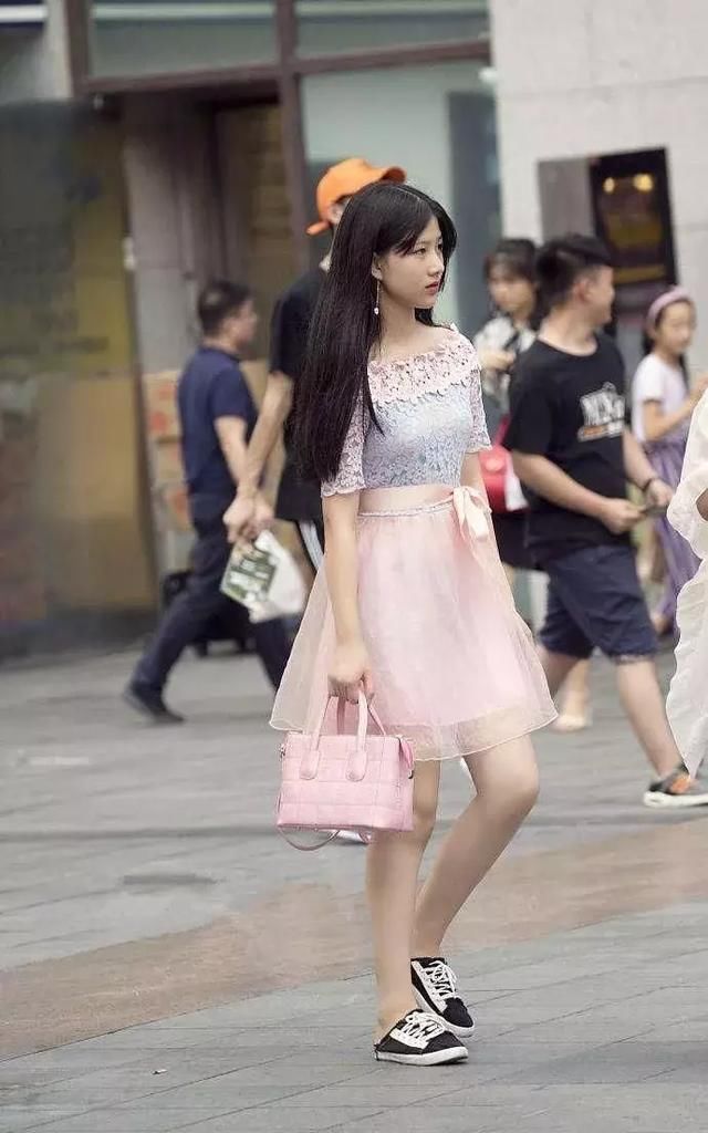 街拍：美女令人心动，高雅姿态曼妙曲线美美迷人