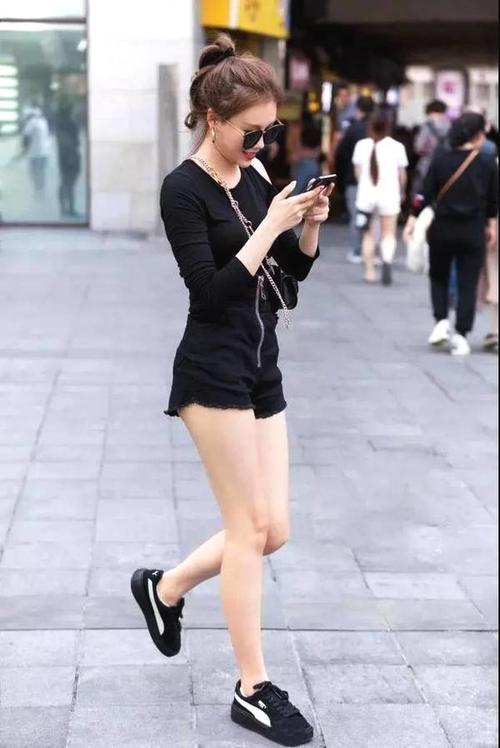 街拍:就凭美女这身材颜值,为她疯狂点赞!