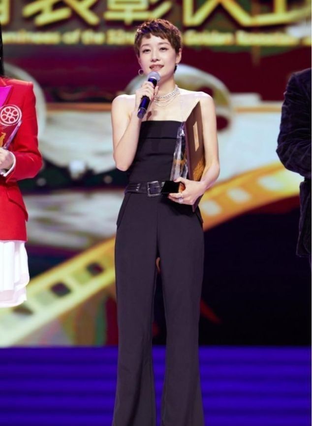 连体■马伊琍终于高调美一回身穿黑色抹胸连体裤优雅端庄,气场十足