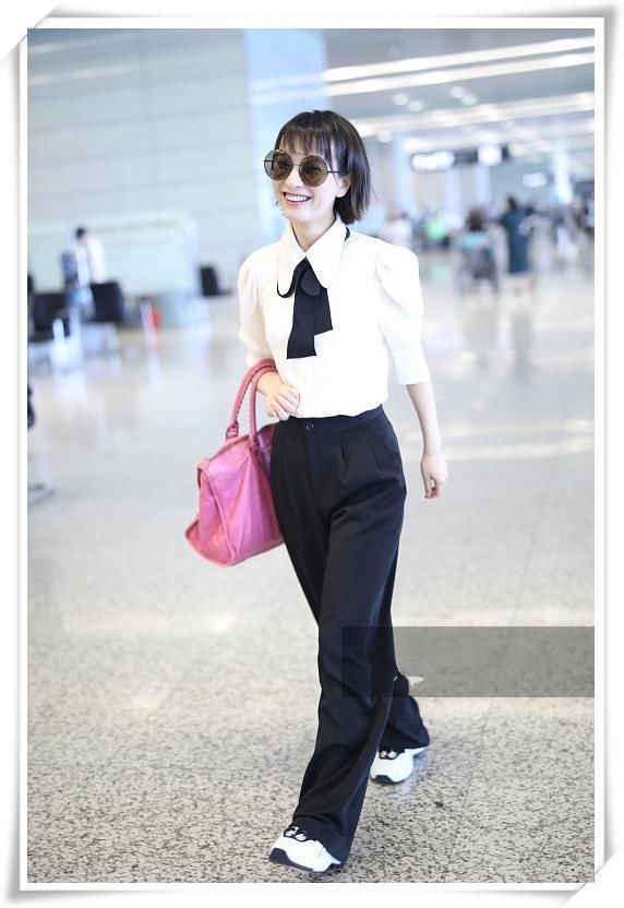 吴昕终于穿对了！一身职业装气质炸裂，可看到她的挎包我笑了！