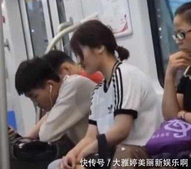 女子地铁太困靠小伙睡着,网友小伙心里乐开花了吧