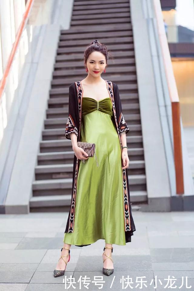  身上穿着一：街拍：美女一双尖头的裸色高跟鞋，勾勒出优雅的身姿，气质迷人