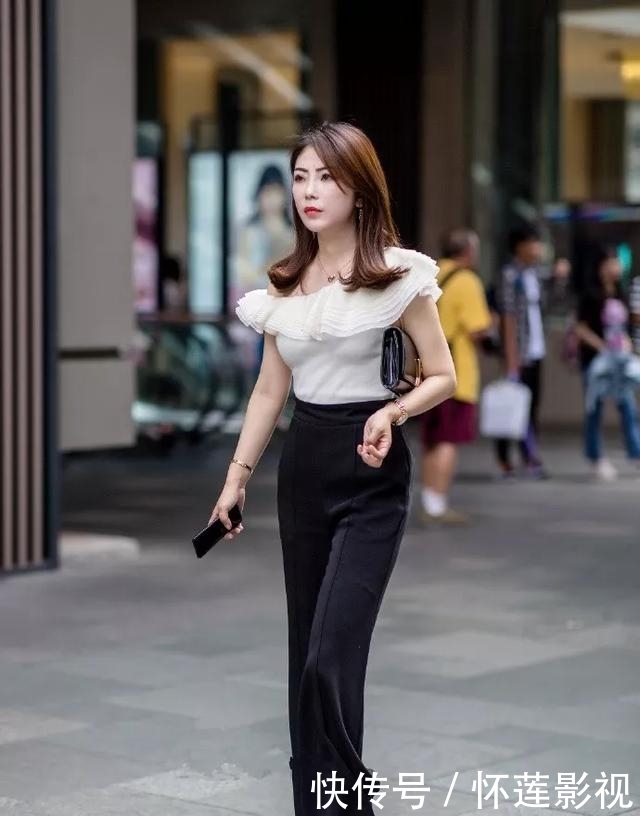  链条■一双白色的尖头高跟鞋，背上一个链条小包，看上去既精致又时尚